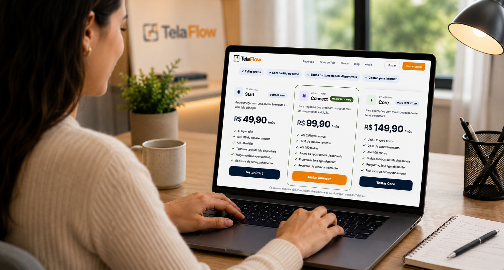 Pessoa conhecendo os planos TelaFlow durante o teste grátis